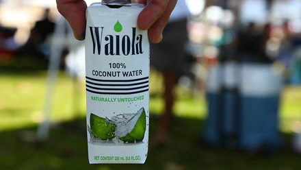 ハワイ生まれのココナッツウォーター「Waiola」、日本初の非遺伝子組み換え飲料として認定！